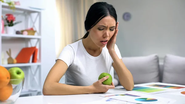 Joven Freelancer Que Sufre Dolor Muelas Sosteniendo Manzana Verde Inflamación — Foto de Stock