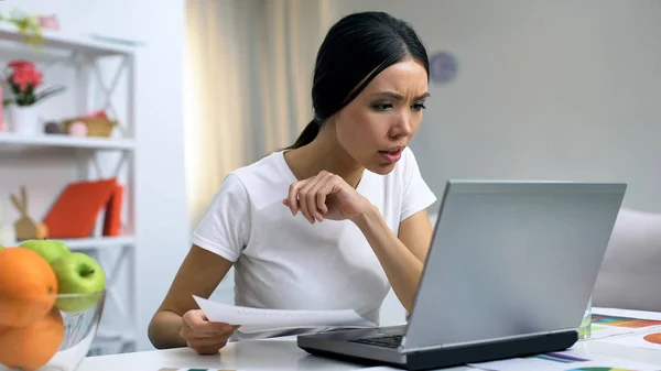 Freelancer Feminino Atraente Trabalhando Laptop Casa Inicialização Line Jornalista — Fotografia de Stock