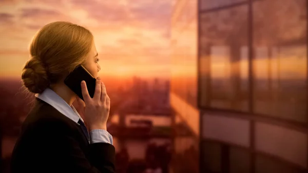 Vrouwelijk Bellen Reisbureau Het Boeken Van Zakenreis Genieten Van Zonsondergang — Stockfoto