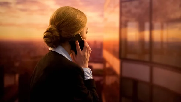 Zakenvrouw Bespreekt Project Telefoon Staande Office Center Terrace — Stockfoto