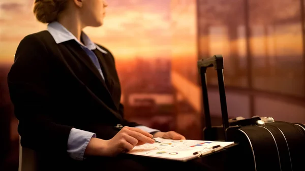 Businesswoman Checking Financial Statistics While Waiting Flight Airport — Stock Photo, Image