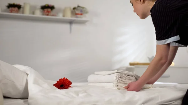 Joven Criada Llevando Toallas Para Lavar Ropa Limpiando Habitación Del — Foto de Stock