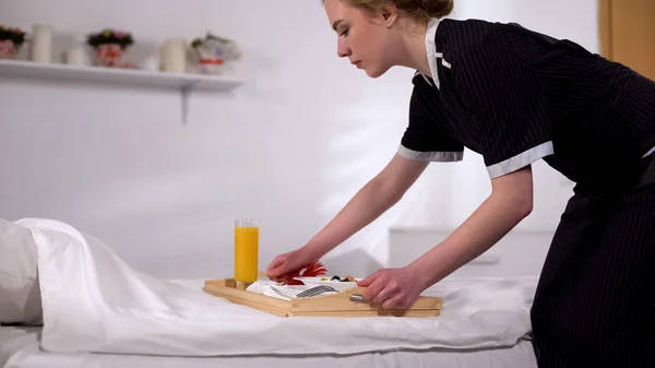 Casalinga Che Porta Colazione Letto Ordine Cibo Camera Albergo Servizio — Foto Stock