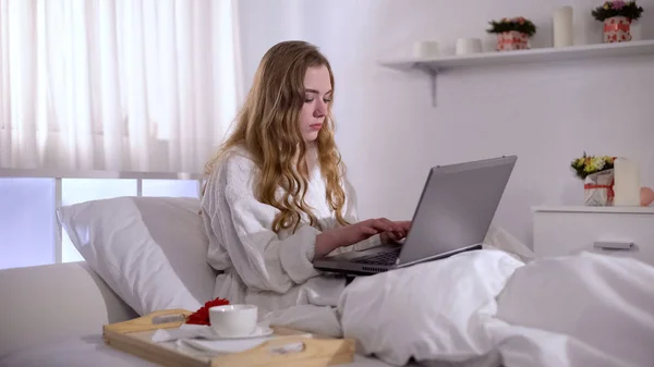 Yorgun Kız Sabaha Kadar Yatakta Dizüstü Bilgisayar Üzerinde Çalışan Serbest — Stok fotoğraf