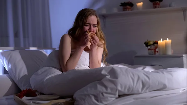 Mulher Comendo Donut Chorando Cama Lutando Contra Estresse Com Comida — Fotografia de Stock