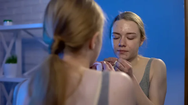 Mujer Universitaria Estallando Espinillas Cara Delante Del Espejo Dermatología —  Fotos de Stock