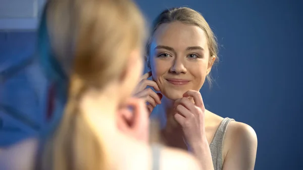 Joven Dama Sonriente Mirando Reflejo Del Espejo Feliz Con Tratamiento — Foto de Stock