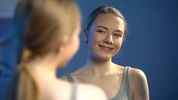 Attraktive Teenie Mädchen Spiegel Zufrieden Mit Reflexion Junge Schönheit — Stockfoto