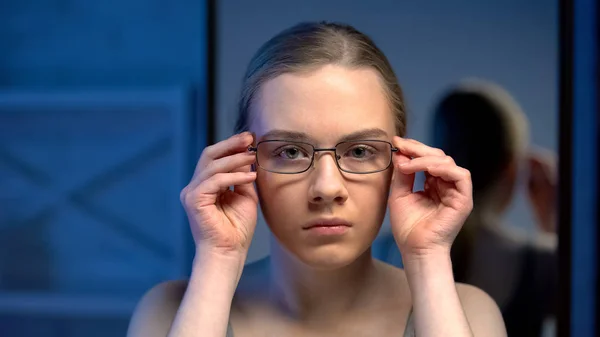 Unglückliche Junge Frau Setzt Brille Auf Unzufrieden Mit Spiegelreflexion — Stockfoto