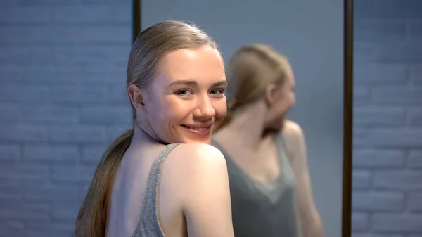 Jovem Alegre Olhando Para Câmera Sorrindo Satisfeito Com Própria Beleza — Fotografia de Stock