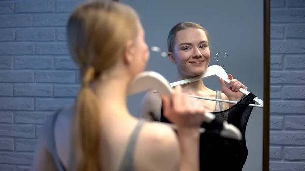 Ganska Ung Kvinnlig Tänkande Klänning Val Tittar Spegeln Händelse Förberedelse — Stockfoto