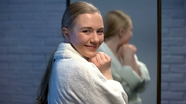 Jovem Alegre Roupão Banho Sorrindo Para Câmera Após Procedimentos Spa — Fotografia de Stock