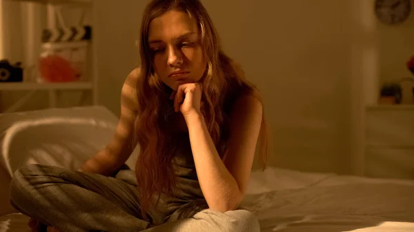 Pensive Genç Kadın Yatakta Tek Başına Oturan Ayrılık Acı Düşünme — Stok fotoğraf