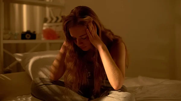Genç Kadın Yatakta Evde Oturan Tapınaklar Tutarak Ergenlik Depresyon Acı — Stok fotoğraf