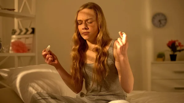 Sorumsuz Genç Kız Parmakları Geçiş Gebelik Testi Tutan Anksiyete — Stok fotoğraf