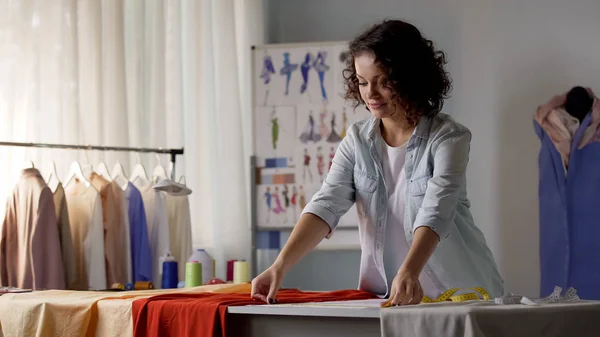 Dressmaker Mide Tamaño Del Futuro Vestido Con Cinta Adhesiva Trabajando — Foto de Stock