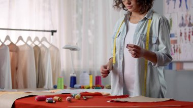 Birlikte parçaları giysi dikmek başlangıç iş parçacığı yıkmaya terzi