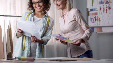 Terzi düşündüren istemci renk paleti ve yeni çizimler ile tanışmak