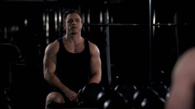 Kendisi de egzersiz yaptıktan sonra aynaya bakıyorum vücut geliştirmeci sonuçlardan memnun