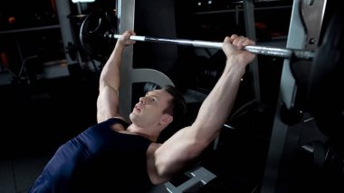 Barbell bench basın içinde jimnastik salonu, kişisel vücut geliştirme programı yapan güçlü erkek