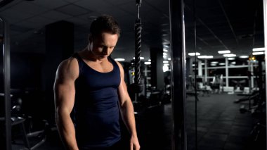 Güçlü adam kol kasları egzersiz için hazırlanıyor, triceps kablo pushdown egzersiz