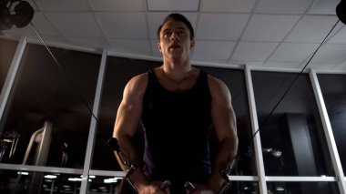 Amaca ulaşmada egzersiz, vücut geliştirmeci eğitim göğüs kasları, kablo yapıyor sinek