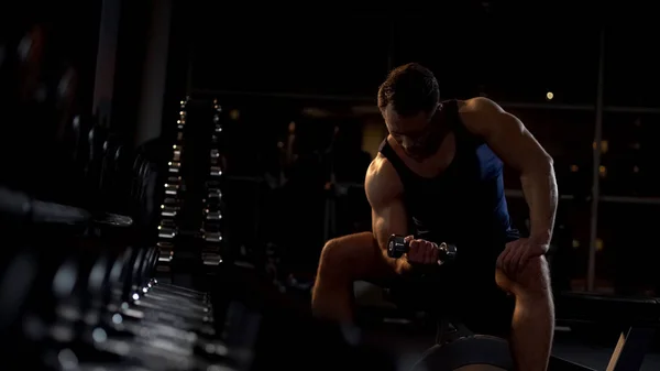 Ausdauersportler Beim Kurzhantelcurlen Abendliches Workout Fitnessstudio — Stockfoto