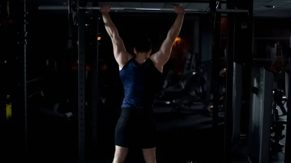 举重运动员用杠铃做运动 训练手臂和肩部肌肉 — 图库照片