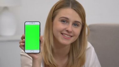 Yeşil ekran ile akıllı telefon gösteren güzel kız, reklam mobil web sitesi
