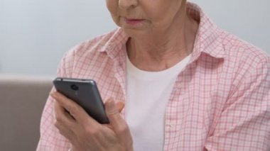Akıllı telefonda masaj yazarak sad yaşlı kadın, Doktor Online ile danışmanlık
