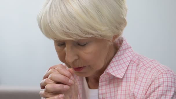 Leeftijd vrouw bidden tot de hemel, vragen om hulp en barmhartigheid, hoop op een beter leven — Stockvideo