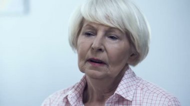 Yalnız yaşlı Bayan neredeyse nefes, tedavi edilemez hastalık, sağlık muzdarip