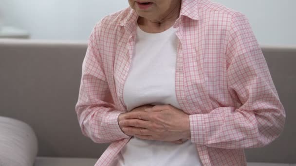 Mujer mayor sosteniendo el estómago, que sufre de problemas de gastritis, atención médica — Vídeos de Stock