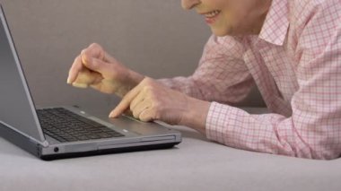 Mutlu yaşlı kadın laptop yazarak, sosyal ağda sohbet, teknoloji