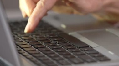 Dizüstü Klavye, teknoloji üzerinde yaşlı kadın el itme düğmeleri yakın çekim