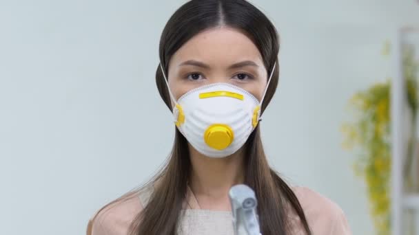 Wanita serius di respirator memegang keranjang dengan deterjen, perlindungan kesehatan — Stok Video