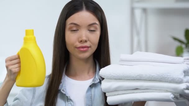Mulher satisfeita mostrando gel de lavagem e linho fresco na câmera, clareamento — Vídeo de Stock