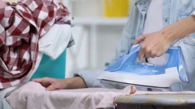 Ev hanımı Ütü giysileri kullanarak Buhar, modern fonksiyon, teknoloji, yakın çekim