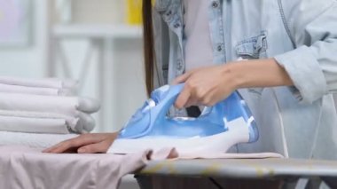 Ütü sırasında t-shirt delik yapma memnun ev hanımı, deneyim eksikliği