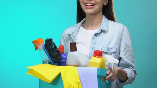 Χαμογελαστή νοικοκυρά κρατώντας καλάθι με απορρυπαντικά, διαφήμιση υπηρεσία καθαρισμού — Αρχείο Βίντεο