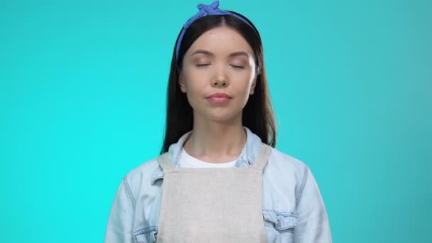 Alegre ama de casa en guantes meditando sobre fondo azul, equilibrio interior — Vídeo de stock