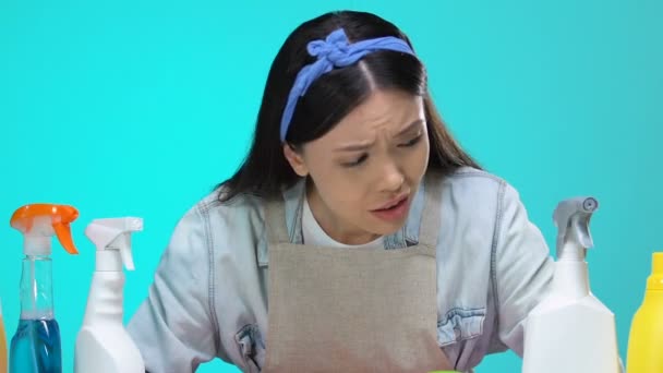 Домогосподарка дивиться на миючі засоби і плаче, неефективні засоби для чищення — стокове відео