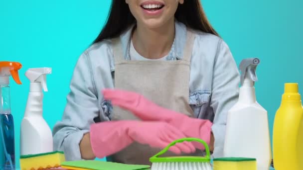 Femme au foyer souriante présentant une variété de détergents, des produits de nettoyage respectueux de l'environnement — Video