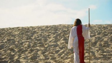 Hermit, çöl içinde yürüyen personel ile kamera, asetizm ve oruç dönüm