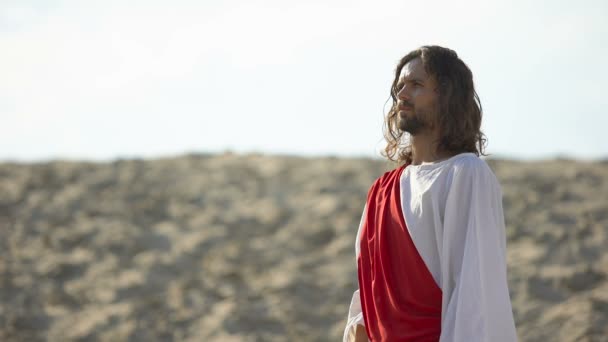 Peregrino olhando para o caminho perdido no deserto, conceito de dúvidas religiosas e escolha — Vídeo de Stock