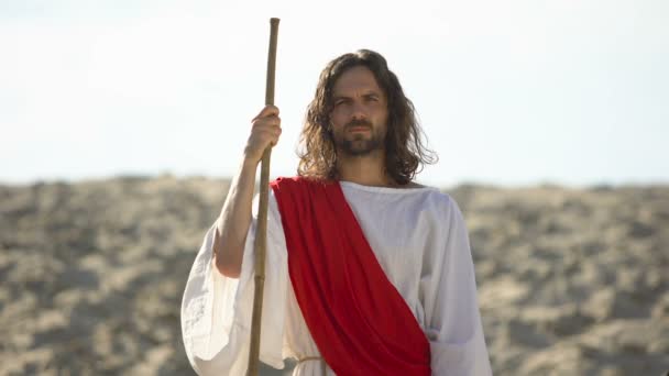 Jesus med trä personal stående i öknen, predikar kristen tro omvandling — Stockvideo