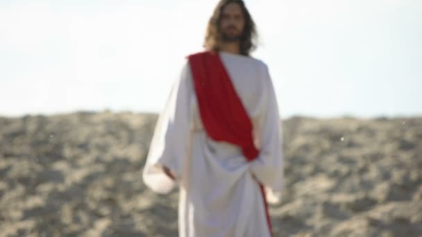 Иисус шел к людям, проповедуя христианскую веру в пустыне, спасение души — стоковое видео