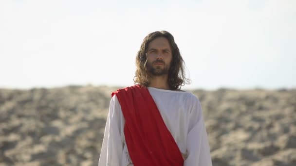 Saint prophète regardant dans la caméra sur fond désert, spiritualité chrétienne — Video