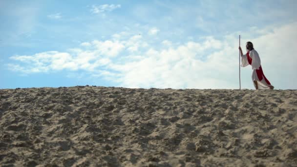 Jesus com bastão mal andando em areias, exausto jejum ascético para salvar a alma — Vídeo de Stock