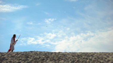 Dindar ıssız çöl yürüyüş, yalnız yorgun adam oruç Tanrı arıyor